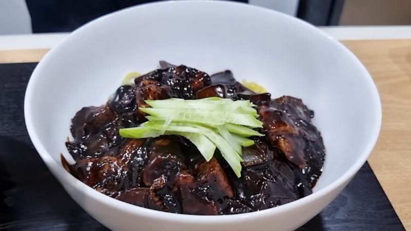 Hướng dẫn chi tiết cách nấu và trình bày món mì tương đen chuẩn vị Hàn Quốc tại nhà.